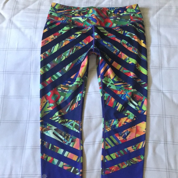 ATHLETA Blue Orange Sonar Kaleidoscope Colorful Chevron Cropped Leggings Sz L - Picture 9 of 11